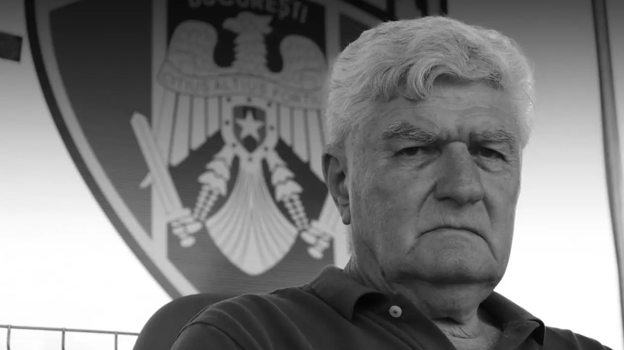 Antrenorul Lajo Sătăreanu privește încruntat, având pe fundal o stemă a clubului CSA Steaua București