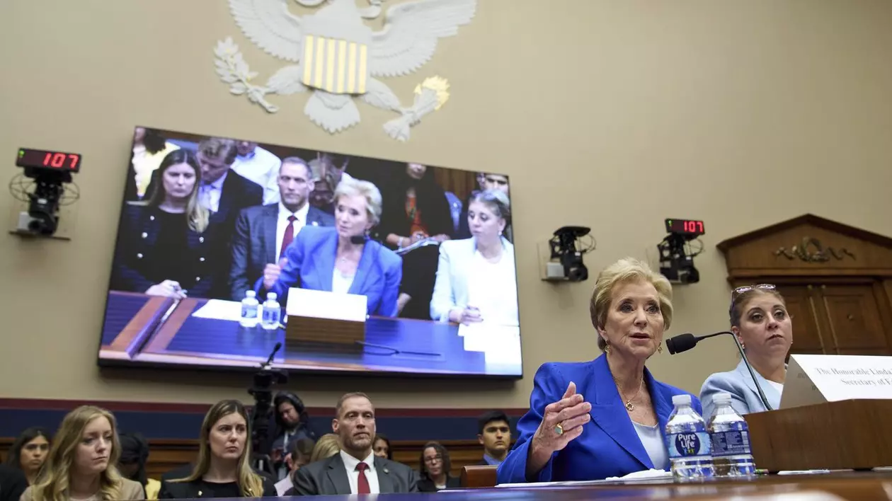 Linda McMahon (în prim-plan), numită de Donald Trump la conducerea Educației cu misiunea de a desființa departamentul Foto: Profimedia