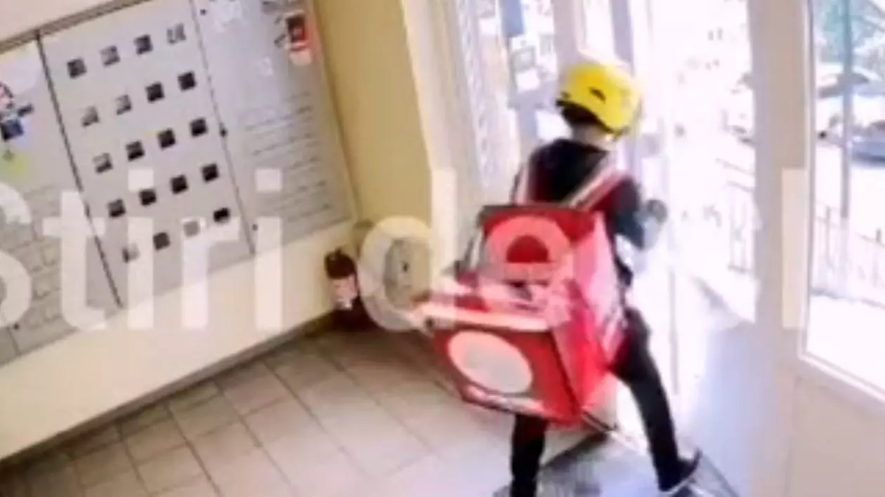 Poză cu livratorul din Cluj în timp ce ieșea din bloc