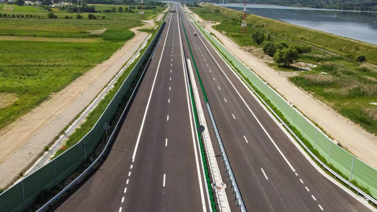 Lotul 5 din Autostrada A1 Sibiu - Pitești, văzut de sus, drumul are patru benzi.