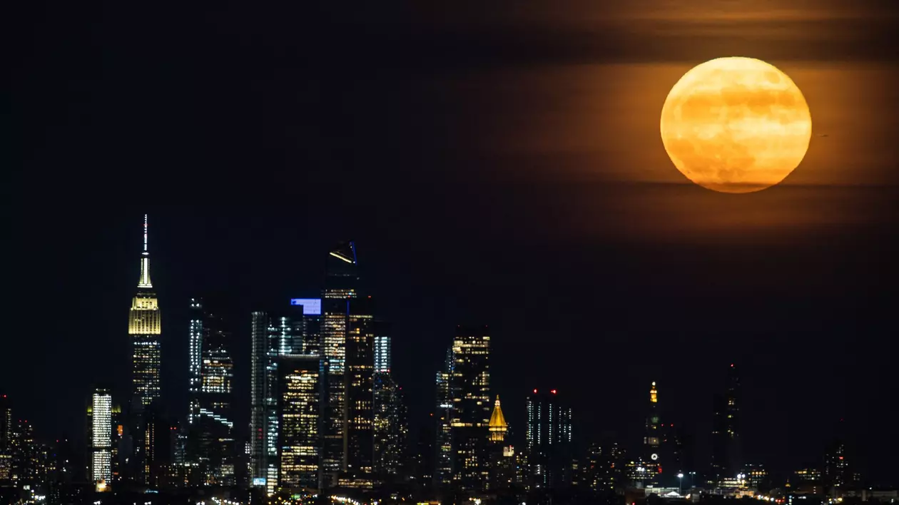 Poză cu Luna Căpșună deasupra Manhattanului, pe 14 iunie 2022