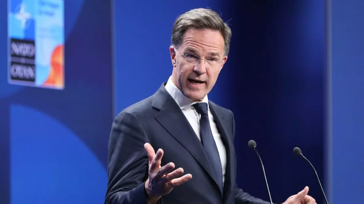 Secretarul general al NATO, Mark Rutte, în sacou închis la culoare si cravata, surprins in timp ce vorbește, cu mainile larg deschise, într-o declarație de presă înaintea summitului NATO de la Haga, Olanda, pe 23 iunie 2025