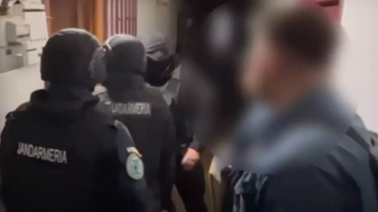 Mascații și polițiștii la intervenția de marți dimineața.