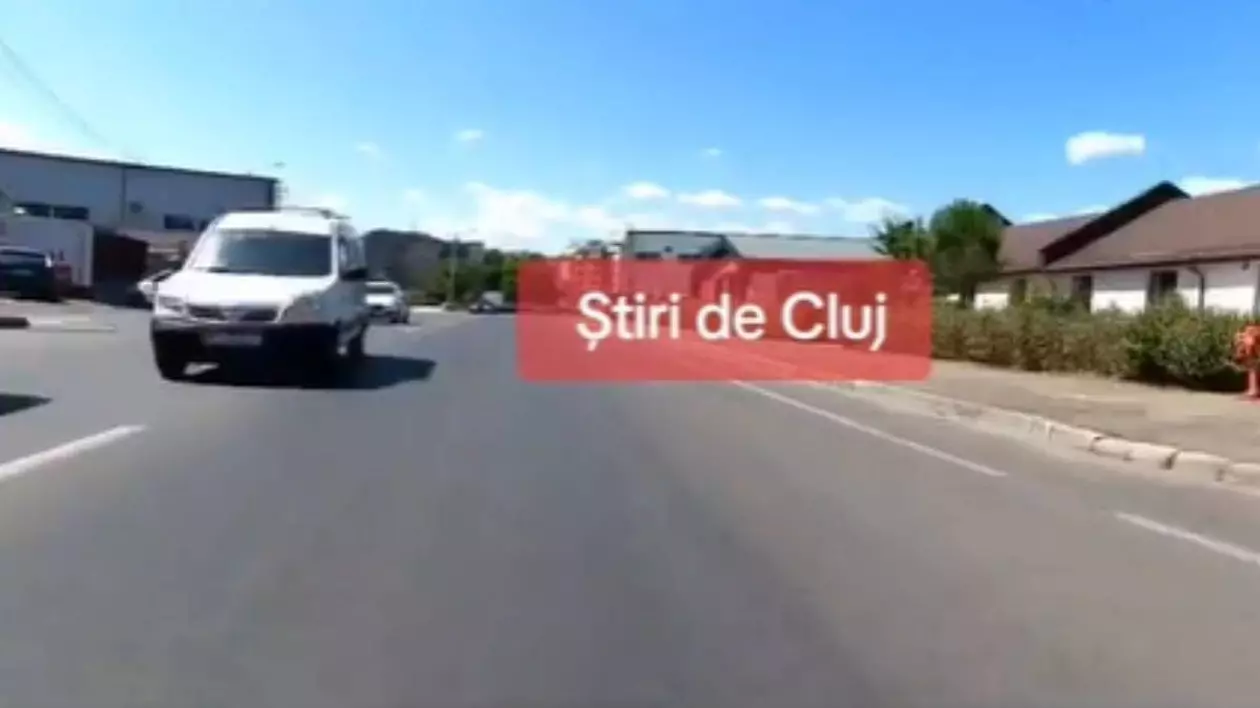 Imagine cu mașina albă condusă de șoferul care depășea fără se asigure, în Cluj.
