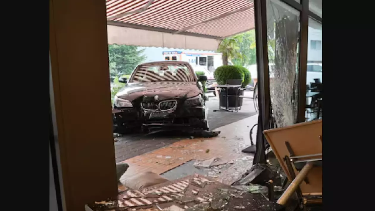 4 răniți, dintre care 2 grav, după ce un șofer a intrat cu mașina într-o cafenea, la Lucerna, în Elveția