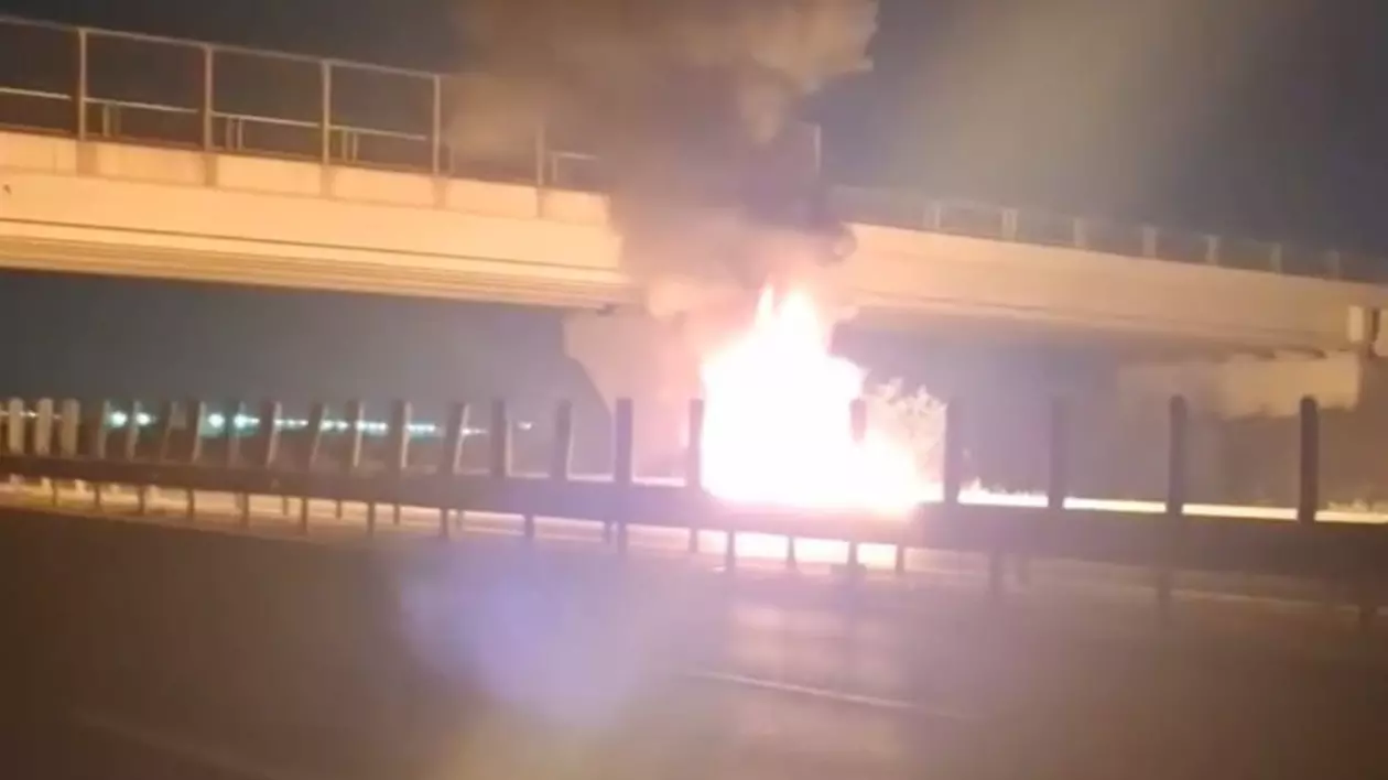 O masina în miez de noapte arde cu flacără uriasă pe autostradă