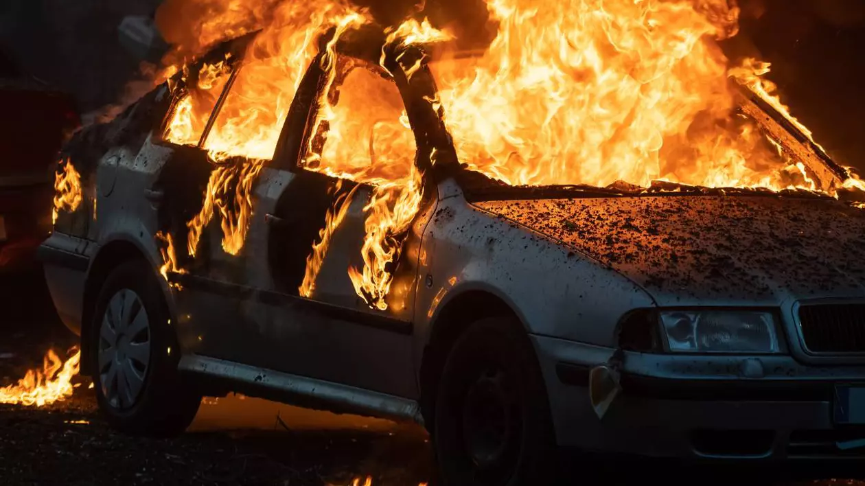 O mașină Skoda cuprinsă de flăcări, autoturismul este ars în totalitate.