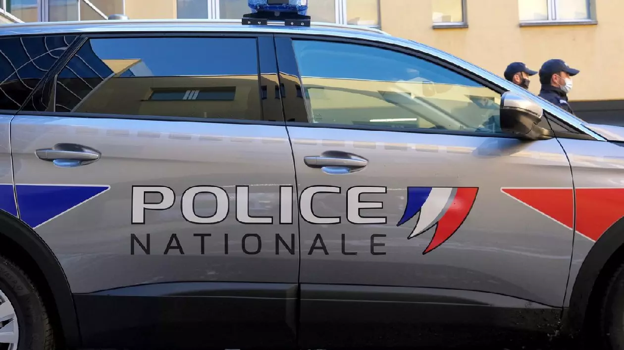 Mașina de politie gri, din Franța, pe care scrie Police Nationale, și se poate vedea steagul Franței