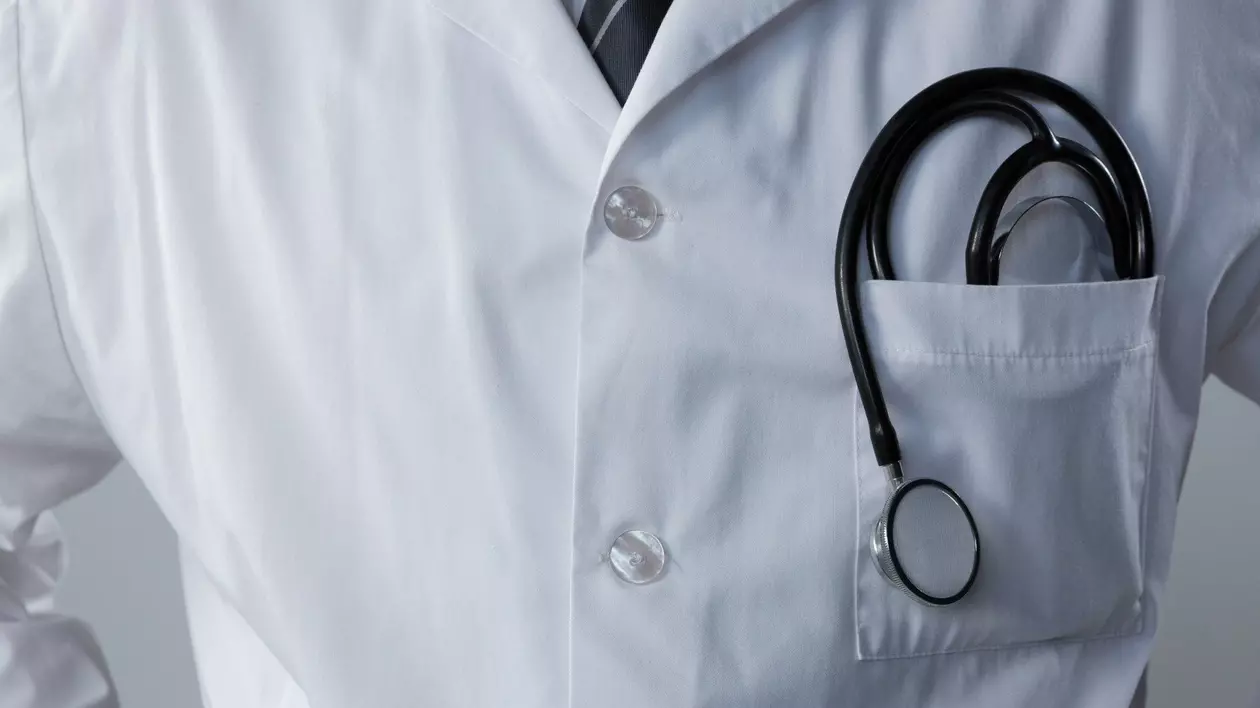 Imagine cu halatul alb al unui medic. În partea dreapta, în buzunar,s e află stetoscopul