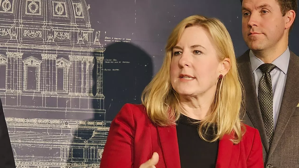 Melissa Hortman, imbracata intr-un sacou rosu si o bluza neagra, cu par blond, lidera grupului democrat din Camera Reprezentanților din Minnesota, vorbește cu reporterii la Capitoliul statului din St. Paul, joi, 6 februarie 2025, despre acordul de împărțire a puterii pe care l-a încheiat cu republicanii.