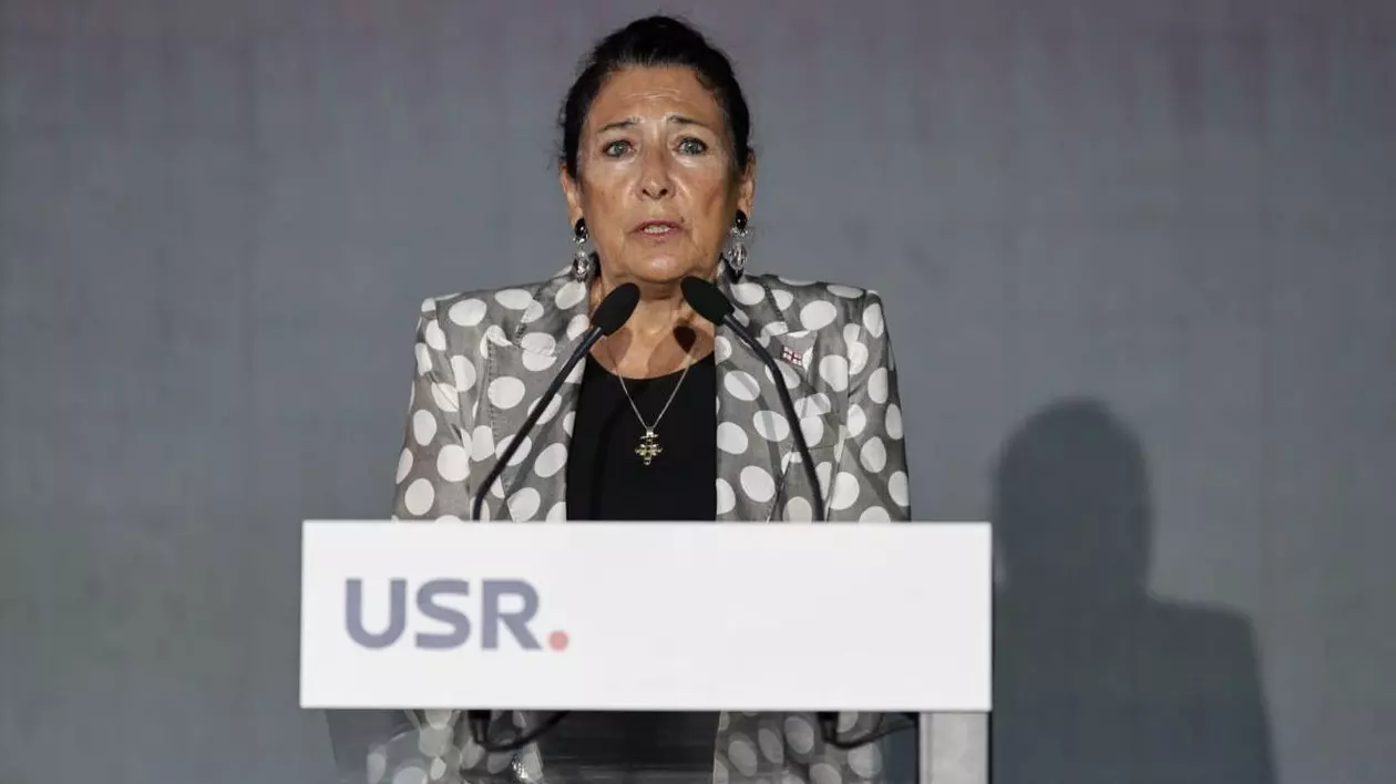 Președinta Georgiei, Salome Zourabișvili, îmbrăcată cu o bluză neagră și sacou gri cu buline albe, vorbește de la tribună la congresul USR, sâmbătă, 21 iunie 2025