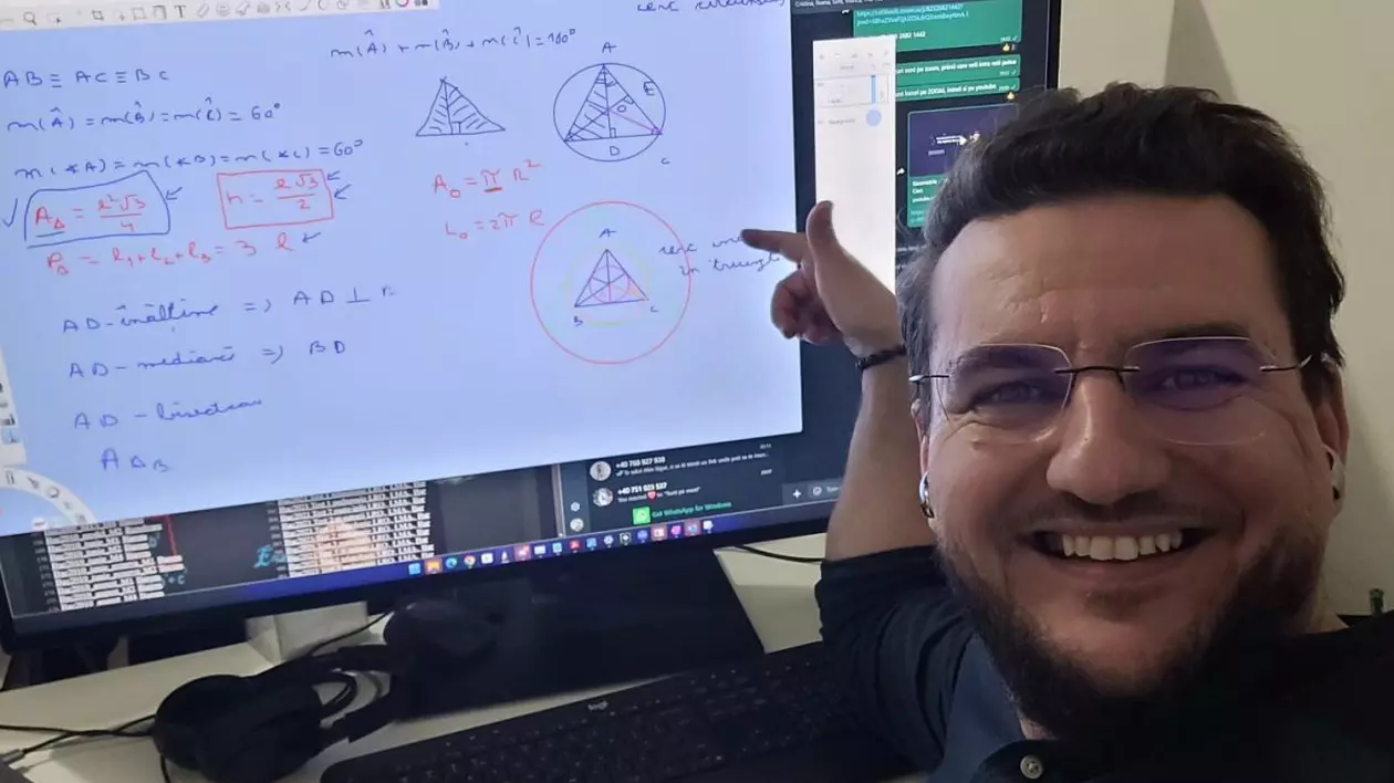 Bărbat care râde și arată cu mâna înspre un monitor de calculator