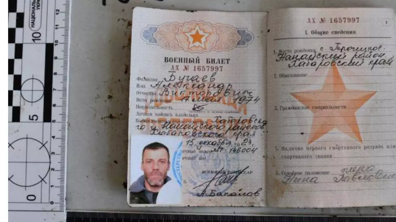 Militar rus, predat de Moscova Kievului printre rămășițele soldaților ucraineni Foto: Poliția Națională a Ucrainei