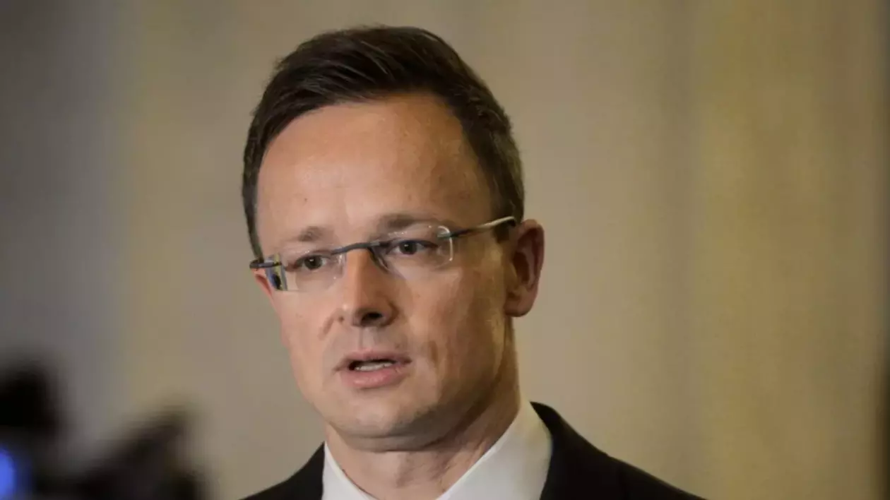 Peter Szijjarto - ministru de externe al Ungariei, în costum negru, cămașă albă, care poartă ochelari de vedere