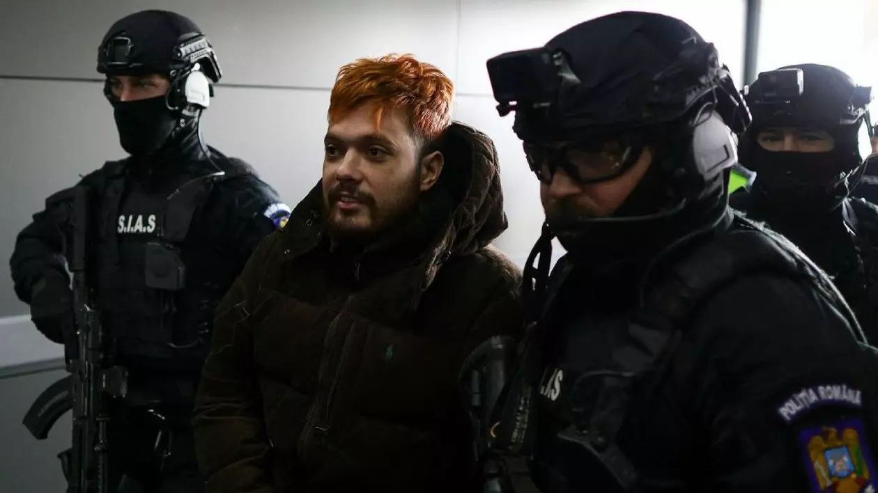 Mohamed Amra este escortat de ofițeri de poliție până la avionul care îl va transporta în Franța, pe aeroportul București, Otopeni, România, pe 25 februarie 2025. Amra era fugar de când a fost eliberat în mai 2024, într-o ambuscadă în care au murit doi gardieni de închisoare. Poliția franceză a arestat 10 persoane suspectate că l-ar fi ajutat pe condamnat, a declarat un procuror pe 23 februarie.