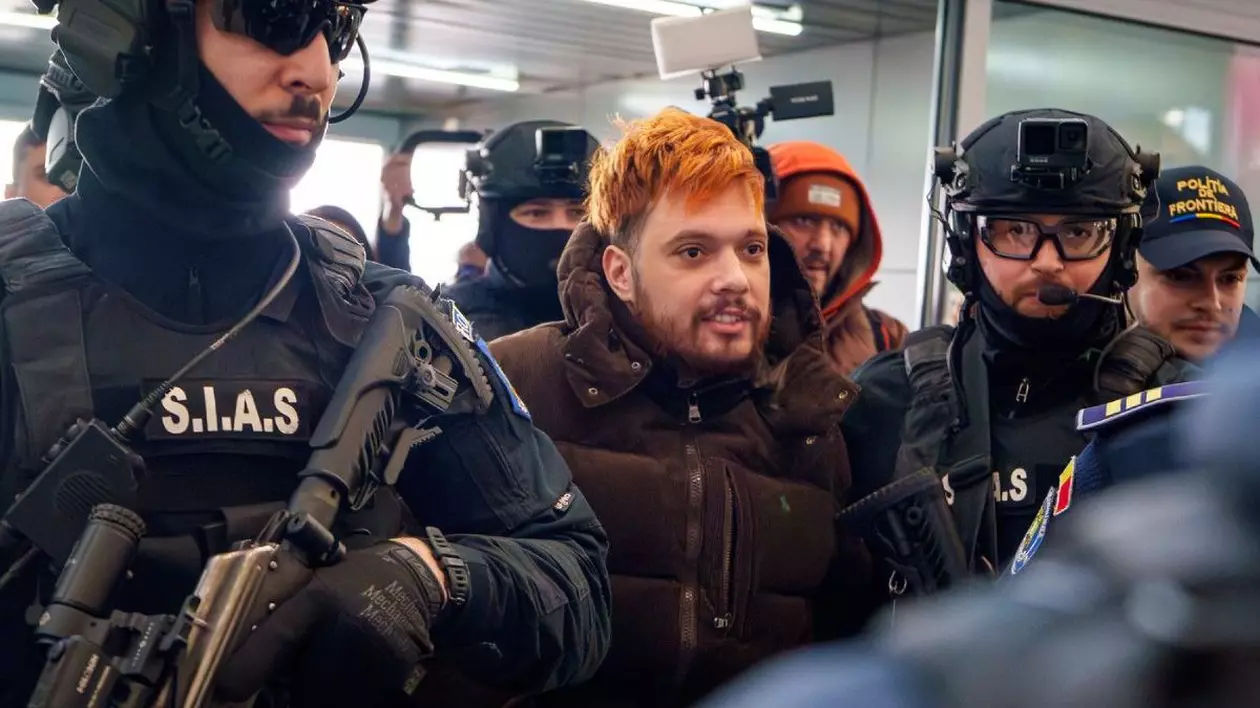 Mohamed Amra, poreclit „Musca”, este escortat de ofițeri de poliție înarmați pe aeroportul internațional Henri Coandă din Otopeni, România, marți, 25 februarie 2025, înainte de a fi extrădat în Franța.