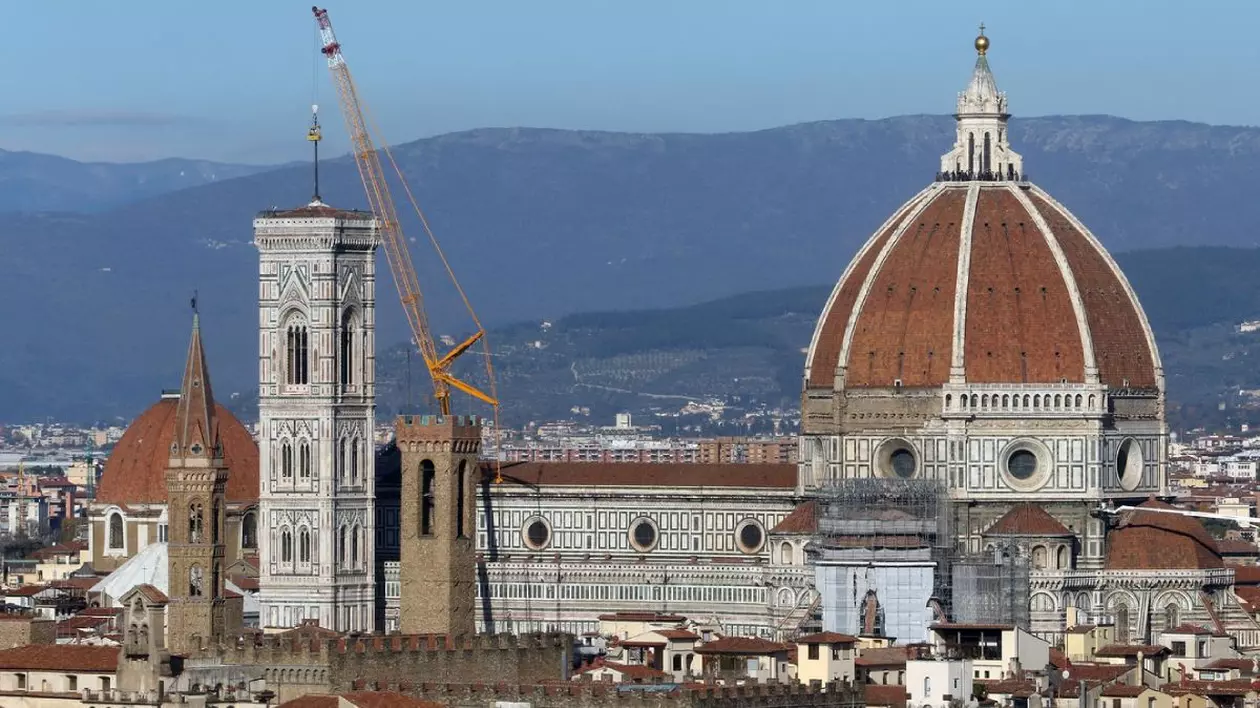 Fotografie publicată de „Opera Del Duomo Firenze”, o macara este văzută lângă Campanilele lui Giotto și catedrala Santa Maria del Fiore pe 16 noiembrie 2017, la Florența