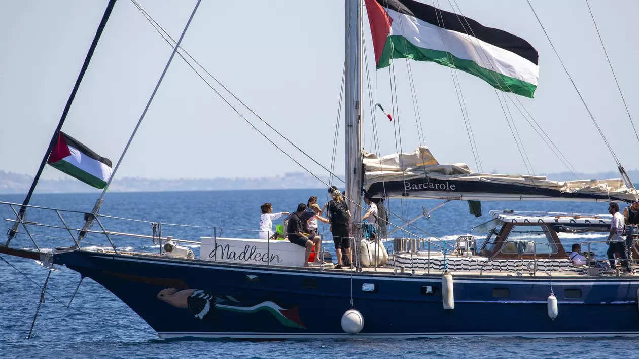 Imagine cu nava Madleen aflată în drum spre Gaza. La bordul său se află și Greta Thunberg