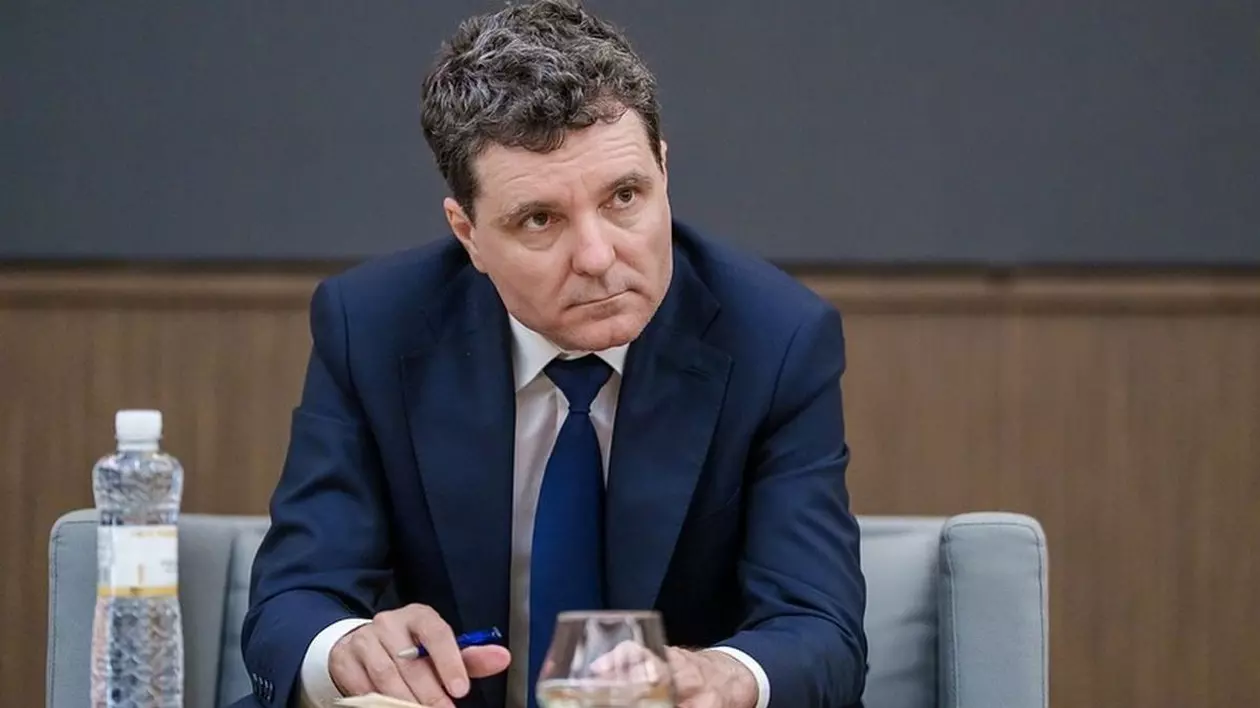 Președintele Nicușor Dan, îmbrăcat la costum și cravată, este pe un fotoliu la o dezbatere și privește îngrijorat, Odessa, Ucraina, 11 iunie 2025