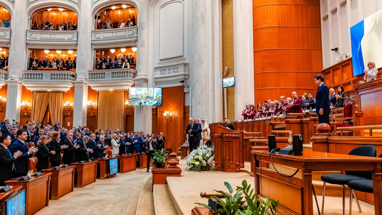 Costumul purtat de Nicușor Dan la Parlament, la învestire