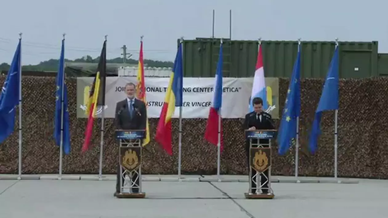 Regele Felipe al VI-lea (stânga) și Nicușor Dan (dreapta) surprinși în timpul vizitei la Cincu