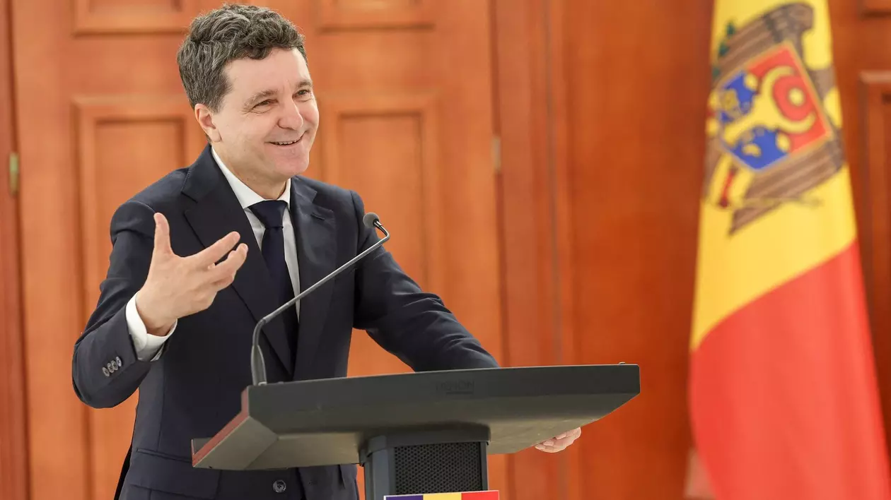 Nicușor Dan surprins în timpul unei conferințe de presă. în Republica Moldova, pe 10 iunie 2025