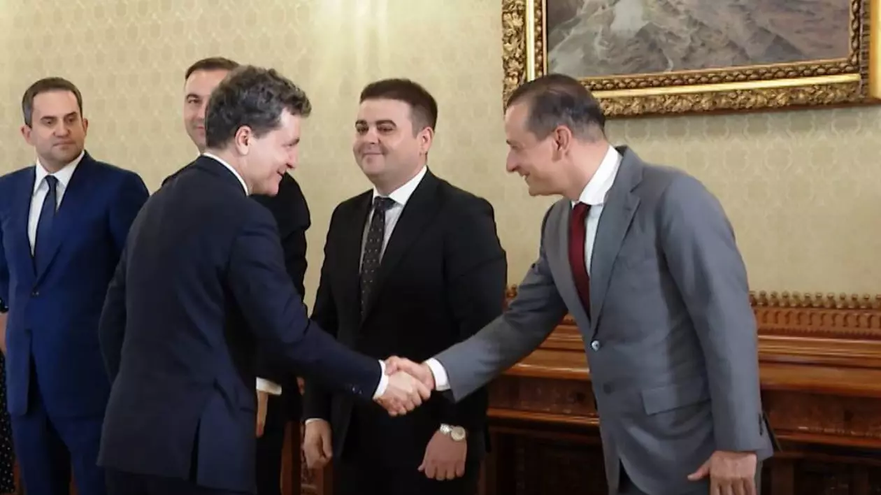 Nicușor Dan și Daniel Băluță în timp ce dau noroc la Palatul Cotroceni, amândoi zâmbesc