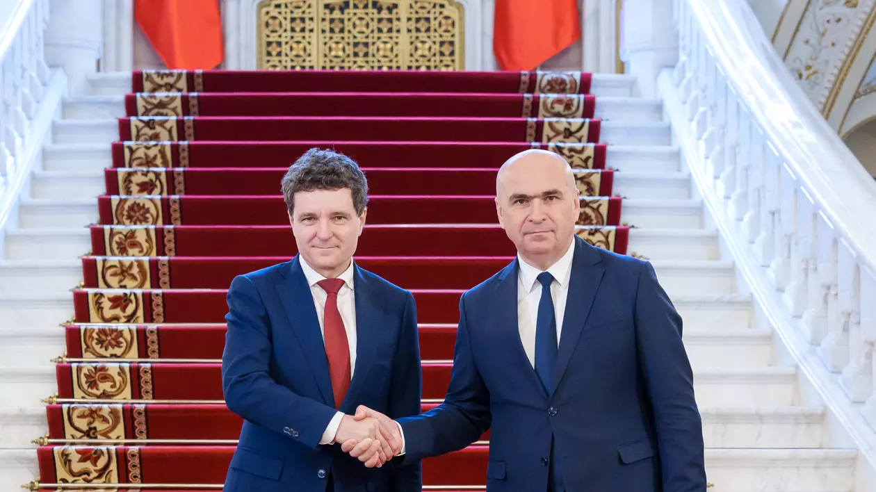 Nicușor Dan și Ilie Bolojan dau mâna pentru presă în holul principal al Palatului Cotroceni