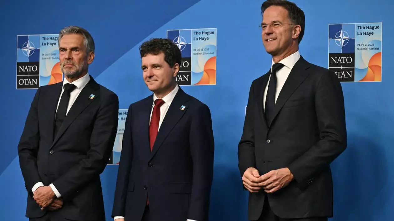 Nicușor Dan la Summitul NATO de la Haga, alături de premierul din Țările de Jos, Dick Schoof și secretarul general al NATO, Mark Rutte