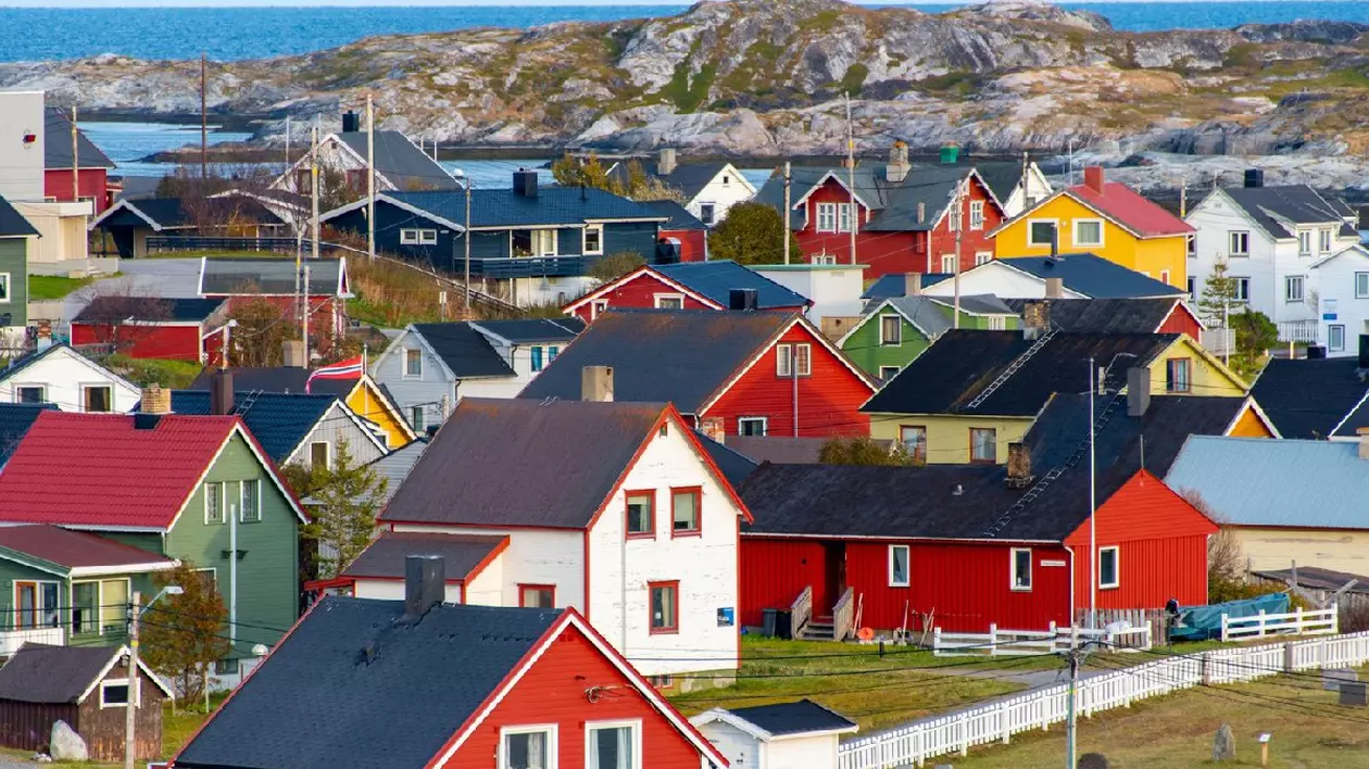 Case colorate din Orașul Bugoynes - Norvegia