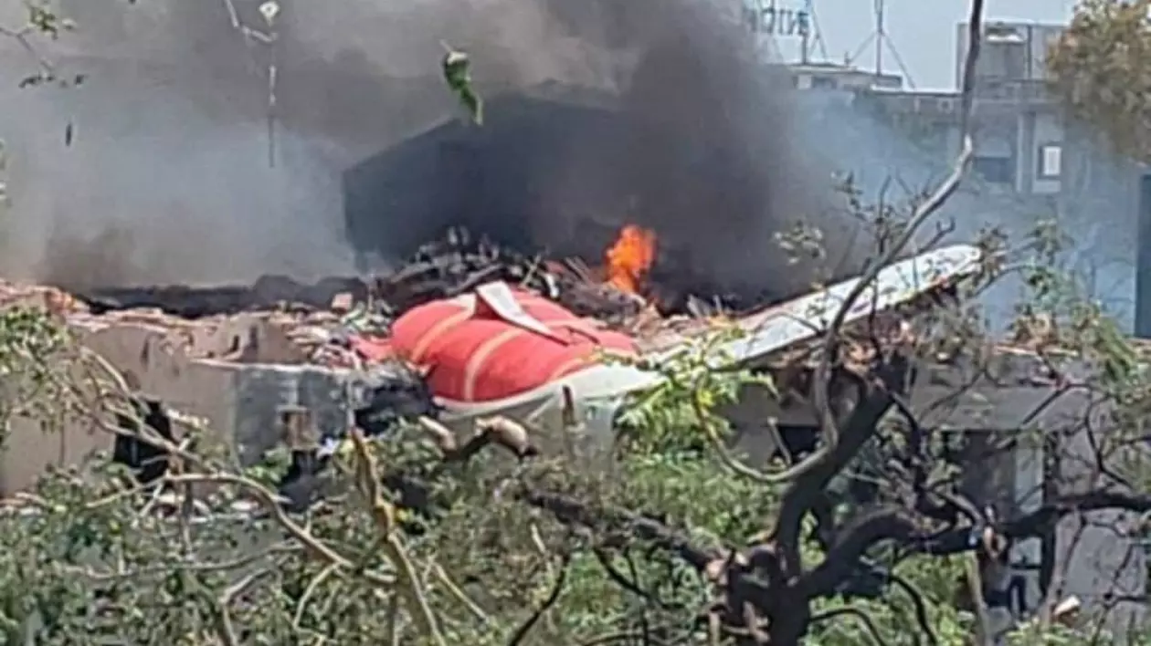 Aeronava Air India care s-a prăbușit într-o zonă rezidențială joi, 12 iunie, peste o clădire rezidețială, în flăcări