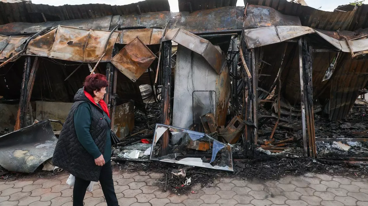O femeie se plimbă printre ruinele unei piețe dintr-un oraș ucrainean ocupat de soldații ruși. Imagine cu caracter ilustrativ Foto: Profimedia