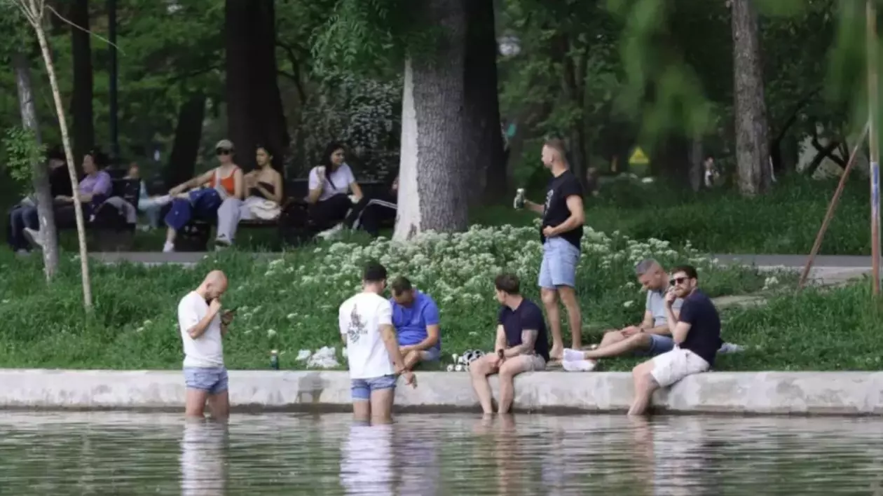 În imagine sunt ilustrați bărbați care stau pe malul unui lac, unii dintre ei stând cu picioarele în apă