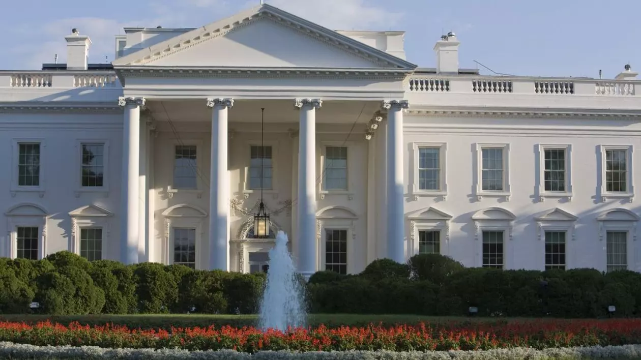 Clădirea de la Casa Albă, Washington D.C., Statele Unite ale Americii, are în față o zonă verde cu flori și o fântână din care curge apa