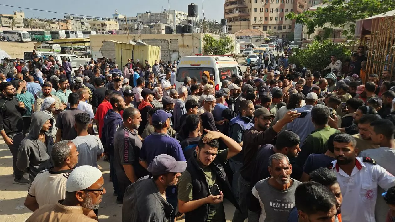 Rudele plâng în timp ce corpurile fără viață ale palestinienilor sunt aduse la Spitalul Nasser pentru procesul funerar după ce soldații israelieni au deschis focul asupra palestinienilor care încearcă să ajungă la punctele în care se distribuie ajutorul american la vest de orașul Rafah din sudul Fâșiei Gaza