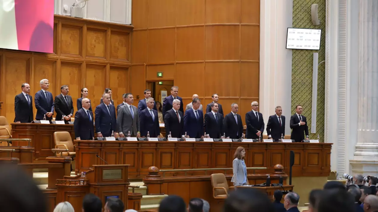 Parlamentarii AUR au părăsit ședința de plen, în semn de boicot: „Cinci vicepremieri, că nu vă mai satură Dumnezeu!” George Simion a recitat din Eminescu