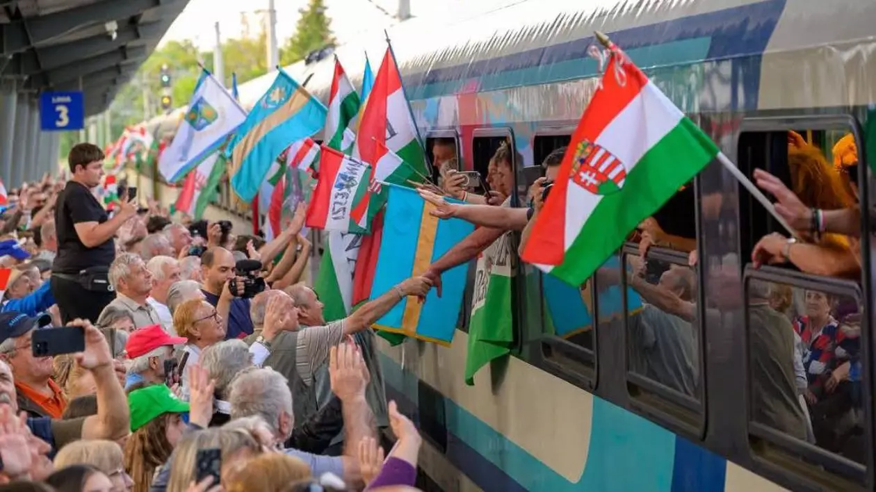 Poză cu oameni aflați în tren și cu alții pe peron