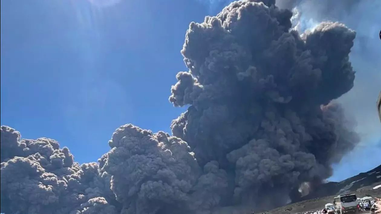 Mai mulți turiști fotografiază erupția vulcanului Etna care a avut loc pe 2 iunie 2025