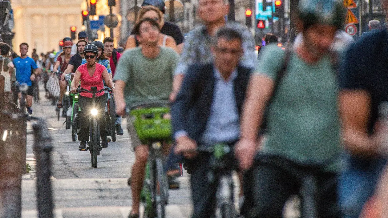 Parizieni mergând cu bicicletele pe Rue de Rivoli din Paris în timpul orei de vârf de seară în Paris, Franța, pe 7 septembrie 2023.