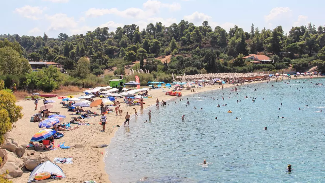 Turiști pe plaja Koviou din Sithonia, în Grecia, în timpul verii
