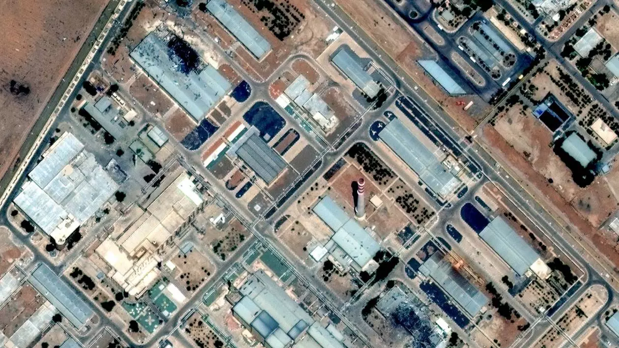 O platformă nucleară din Iran a fost distrusă, se văd clădiri mari care au găuri uriașe în mijlocul lor, sunt carbonizate și dărâmate.