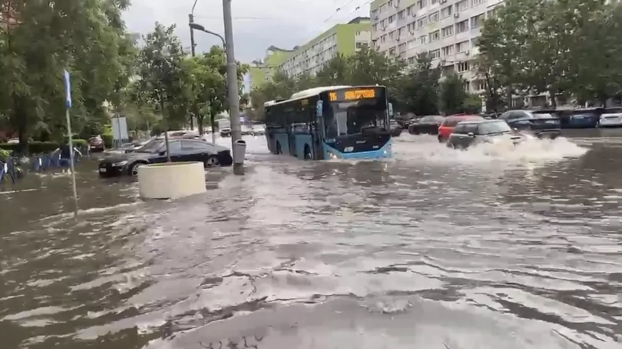 Ploaie puternică în București.
