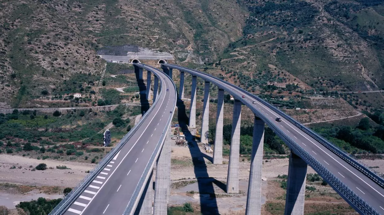 Imagine din ITALIA Sicilia Messina Provence Vedere spre est de-a lungul podului de pe autostrada A20 peste râul Tusa, in fata cu dealuri verzi