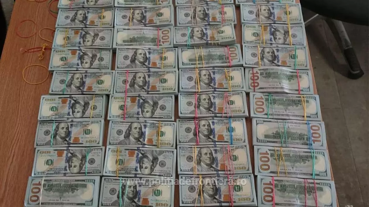 teancuri de bamcnote de 100 de dolari confiscate de la cetateni ucraineni in Vama Siret