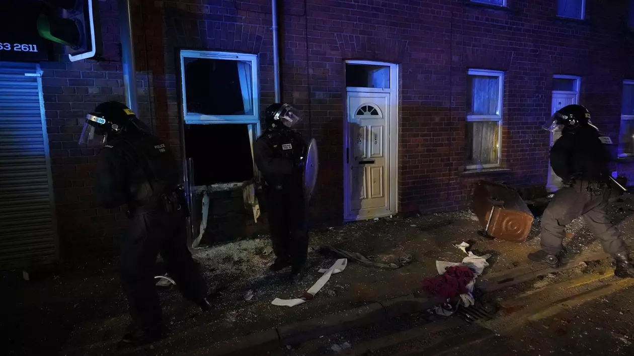 Polițiști surprinși în timp ce verifică o casă din Ballymena, în timpul revoltelor din Irlanda de Nord