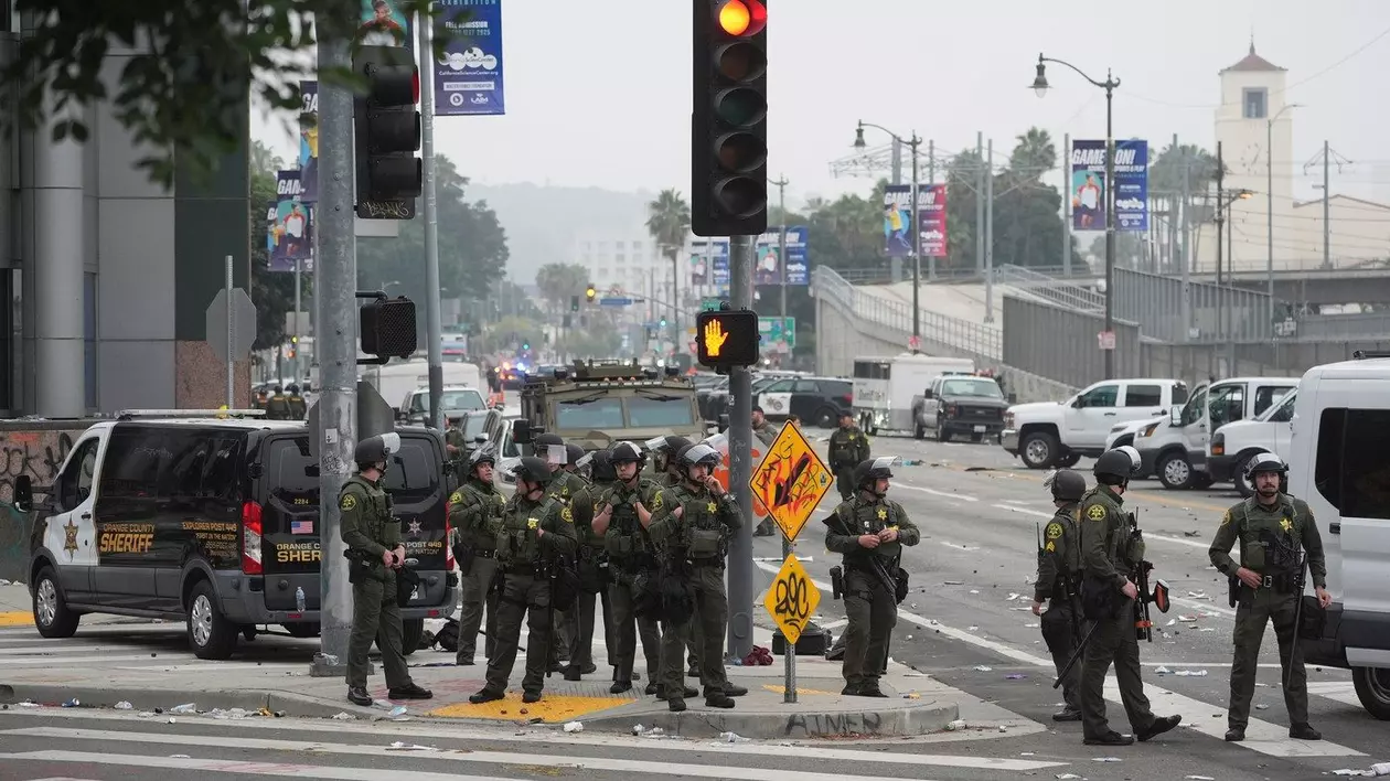Polițiști mobilizați în apropierea Centrului Metropolitan de Detenție din Los Angeles Foto: Profiimedia