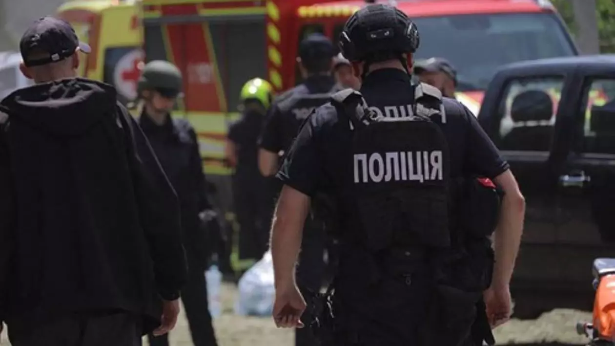 În imagine se văd câțiva pompieri ucraineni în timpul intervenției de salvare a pasagerilor din tren
