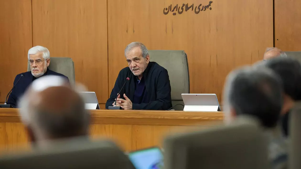 Președintele iranian Masoud Pezeshkian (în centrul imaginii) vorbește la o ședință a cabinetului său Foto: Profimedia