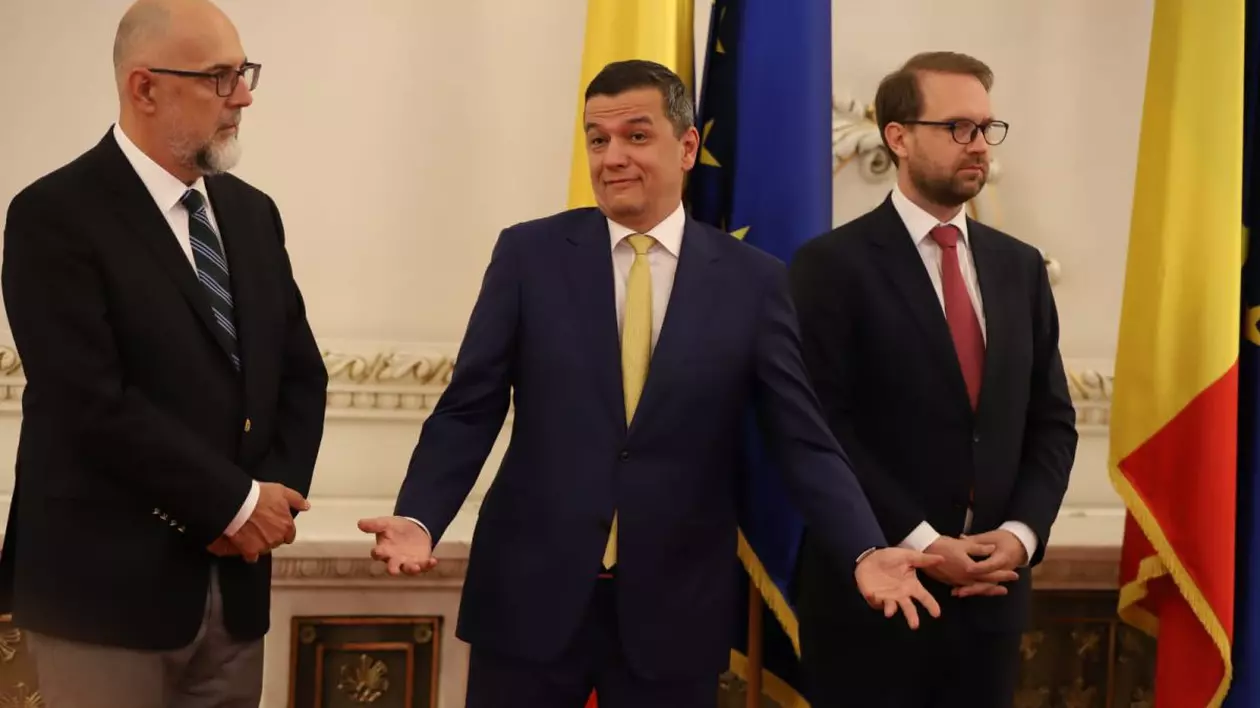 Președintele UDMR, Kelemen Hunor, în stânga, președintele interimar al PSD, Sorin Grindeanu, în mijloc, care pare că se miră și șeful USR, Dominic Fritz, la semnarea programului de guvernare al viitorului guvern Bolojan, luni, 23 iunie 2025