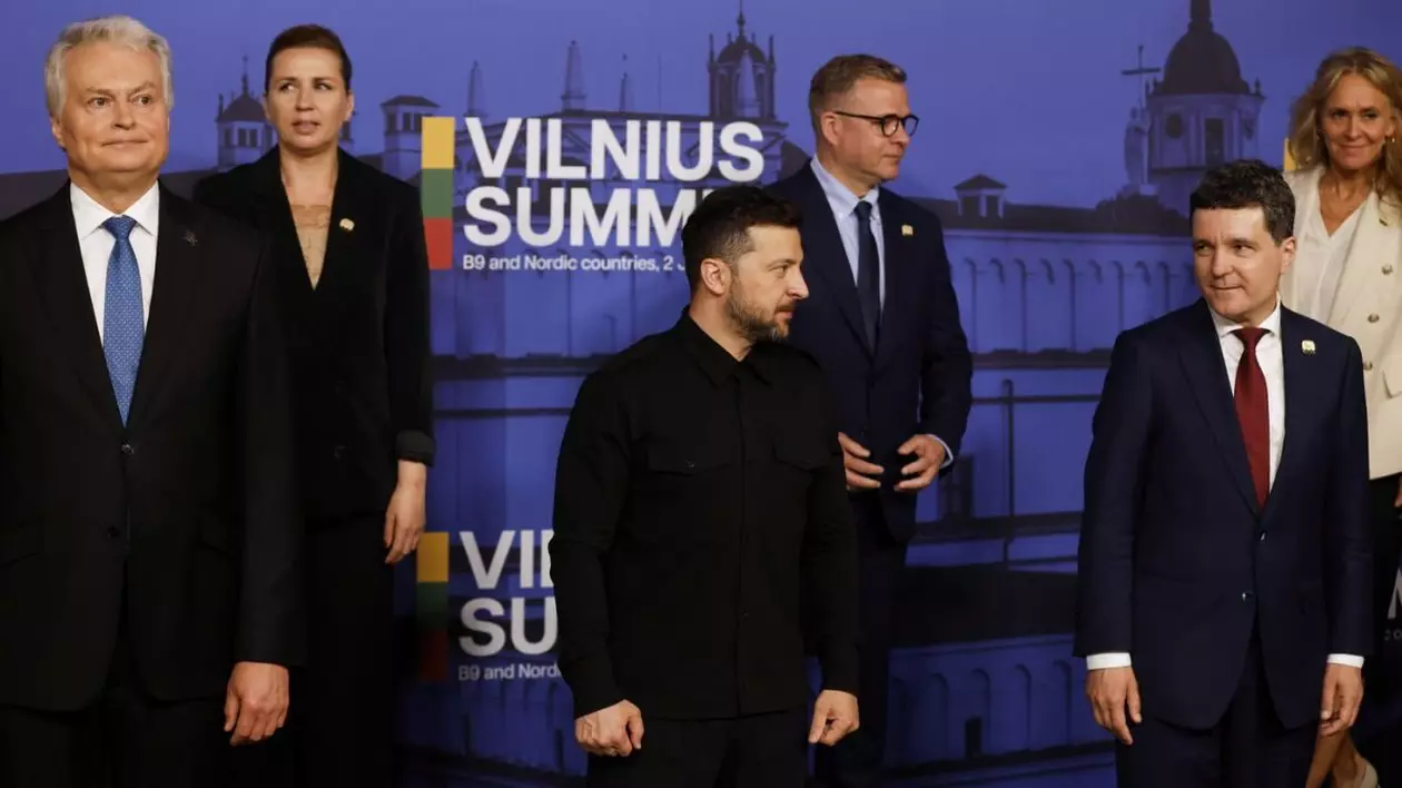 De la stânga la dreapta, președintele Lituaniei, Gitanas Nauseda, prim-ministrul Danemarcei, Mette Frederiksen, președintele Ucrainei, Volodymyr Zelenskyy, prim-ministrul Finlandei, Petteri Orpo, președintele României, Nicușor Dan, și ministrul de externe al Islandei, Katrin Gunnarsdottir, pozează în timpul unei fotografii de grup la Summitul de la Vilnius, la Palatul Marilor Duci ai Lituaniei din Vilnius, Lituania, luni, 2 iunie 2025